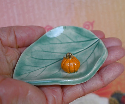 Pumpkin teaspoon rest. Ring holder. Leaf with pumpkin. Harvest decoration. Thanksgiving decoration. Knife rest. Pill holder. Chopstick rest