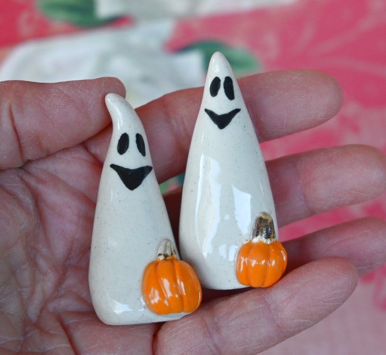 Ceramic ghost. ONE ghost figurine. Miniature ghost ring holder. Halloween figurine. Ghost with pumpkin. Halloween decoration. Ghost figurine