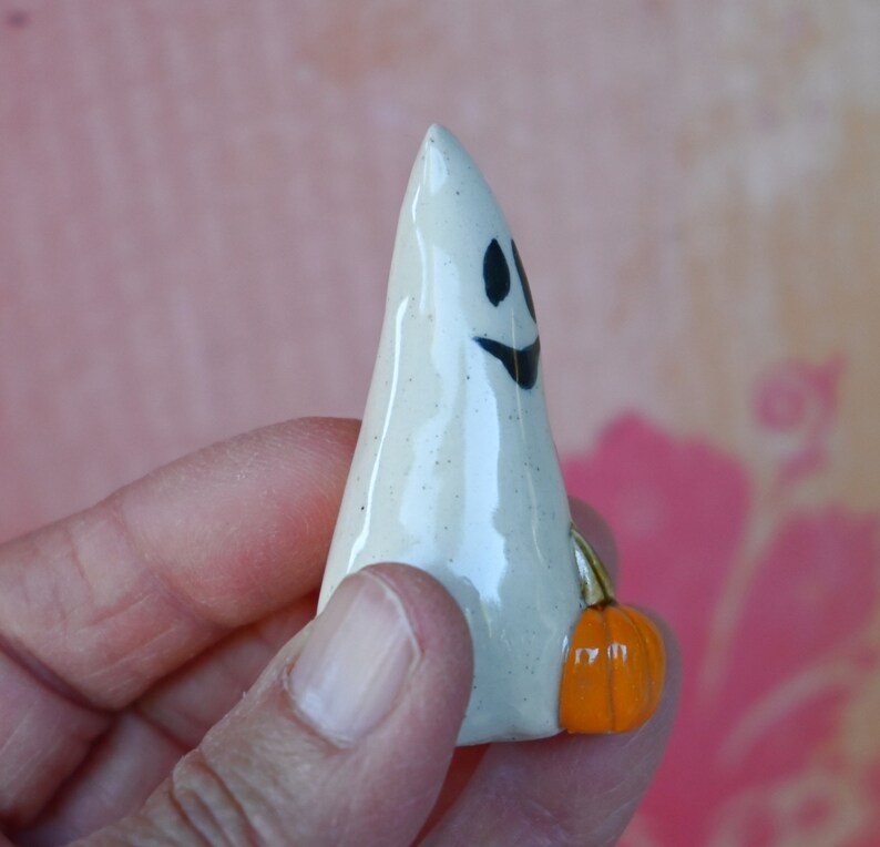 Ceramic ghost. ONE ghost figurine. Miniature ghost ring holder. Halloween figurine. Ghost with pumpkin. Halloween decoration. Ghost figurine