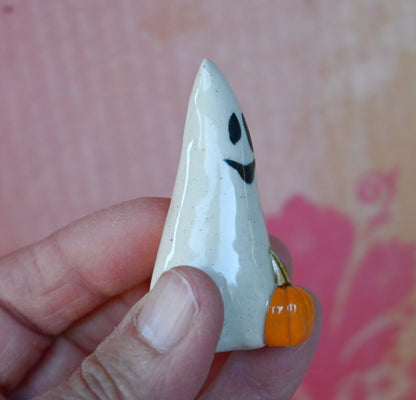 Ceramic ghost. ONE ghost figurine. Miniature ghost ring holder. Halloween figurine. Ghost with pumpkin. Halloween decoration. Ghost figurine