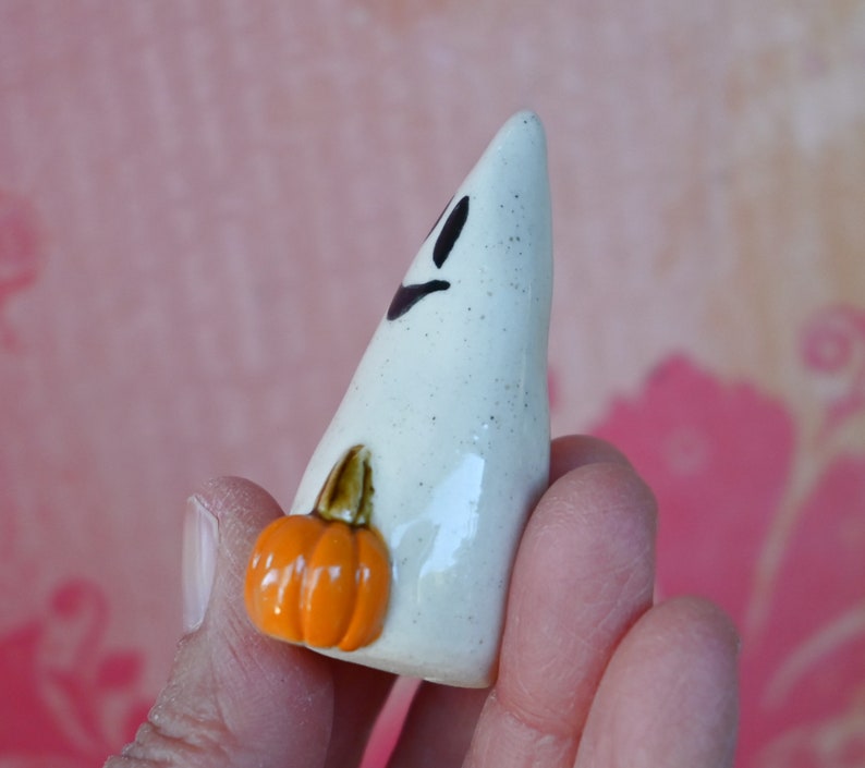 Ceramic ghost. ONE ghost figurine. Miniature ghost ring holder. Halloween figurine. Ghost with pumpkin. Halloween decoration. Ghost figurine