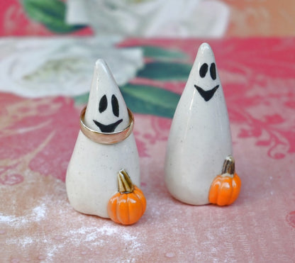 Ceramic ghost. ONE ghost figurine. Miniature ghost ring holder. Halloween figurine. Ghost with pumpkin. Halloween decoration. Ghost figurine