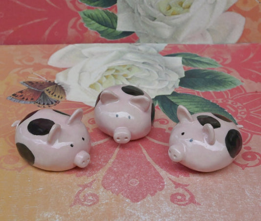 Ceramic Pig figurine. ONE Miniature piggy sculpture. Terrarium figurine. Handmade pig figurine. Spotted pig