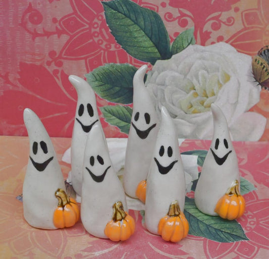 Ceramic ghost. ONE ghost figurine. Miniature ghost ring holder. Halloween figurine. Ghost with pumpkin. Halloween decoration. Ghost figurine