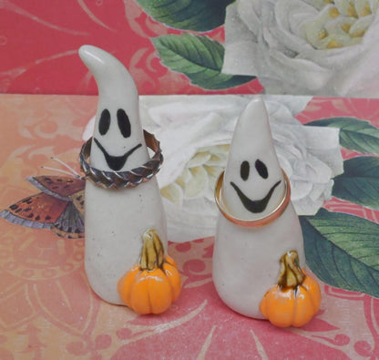 Ceramic ghost. ONE ghost figurine. Miniature ghost ring holder. Halloween figurine. Ghost with pumpkin. Halloween decoration. Ghost figurine