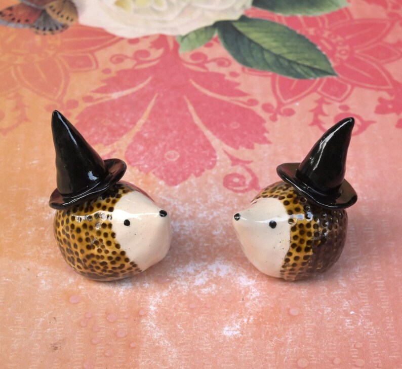 Hedgehog figurine. Halloween hedgehog. Ring holder. Wizard Hedgehog. Miniature hedgehog with witch's hat. Ring cone.
