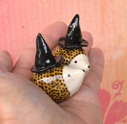 Hedgehog figurine. Halloween hedgehog. Ring holder. Wizard Hedgehog. Miniature hedgehog with witch's hat. Ring cone.