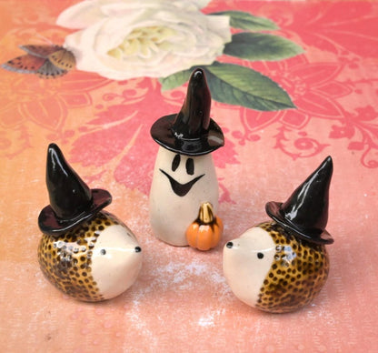 Hedgehog figurine. Halloween hedgehog. Ring holder. Wizard Hedgehog. Miniature hedgehog with witch's hat. Ring cone.