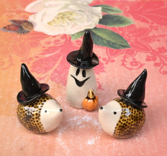 Hedgehog figurine. Halloween hedgehog. Ring holder. Wizard Hedgehog. Miniature hedgehog with witch's hat. Ring cone.