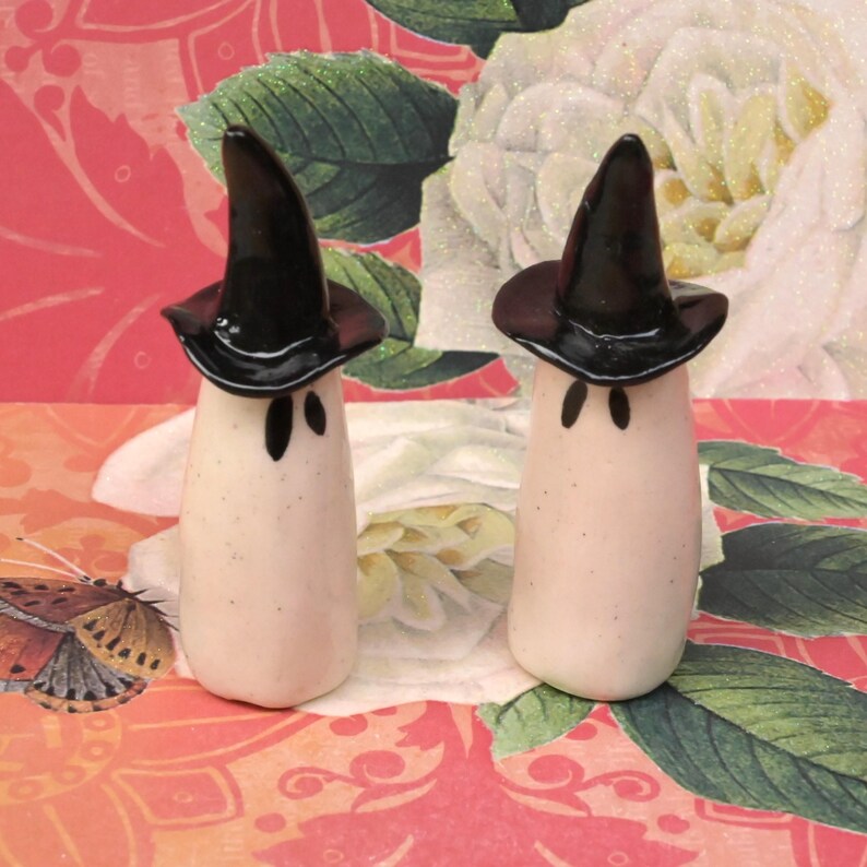 Ceramic ghost with witch's hat. ONE ghost figurine. Miniature ghost ring holder. Halloween figurine. Halloween decoration. Ghost figurine