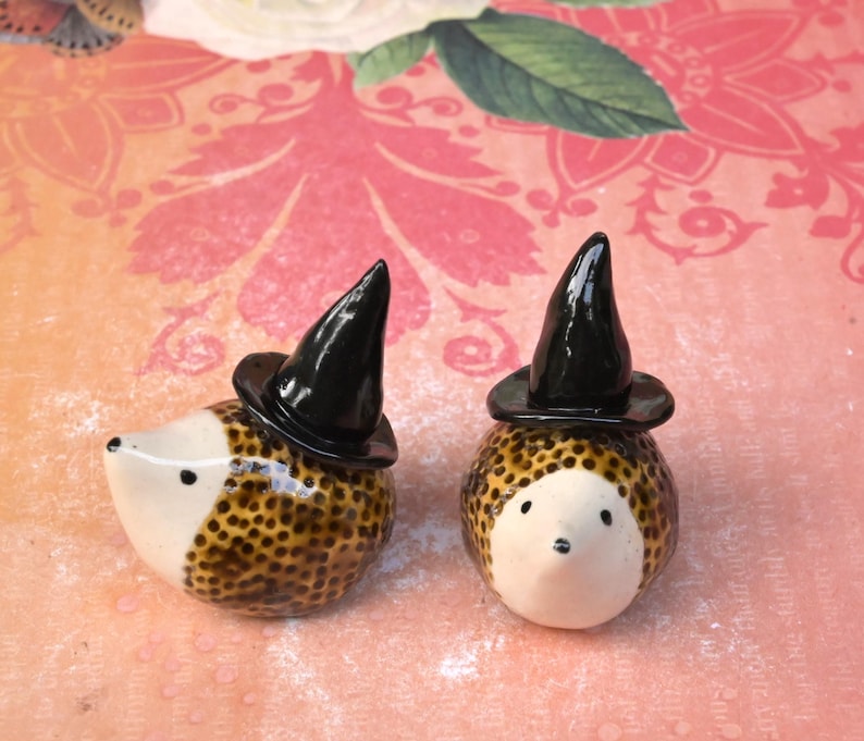 Hedgehog figurine. Halloween hedgehog. Ring holder. Wizard Hedgehog. Miniature hedgehog with witch's hat. Ring cone.