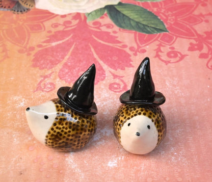 Hedgehog figurine. Halloween hedgehog. Ring holder. Wizard Hedgehog. Miniature hedgehog with witch's hat. Ring cone.