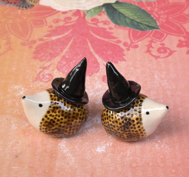 Hedgehog figurine. Halloween hedgehog. Ring holder. Wizard Hedgehog. Miniature hedgehog with witch's hat. Ring cone.