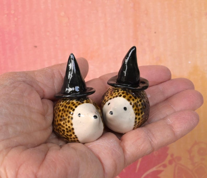 Hedgehog figurine. Halloween hedgehog. Ring holder. Wizard Hedgehog. Miniature hedgehog with witch's hat. Ring cone.