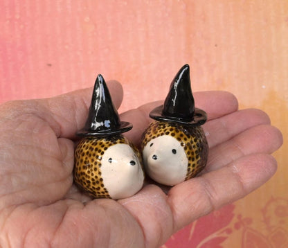 Hedgehog figurine. Halloween hedgehog. Ring holder. Wizard Hedgehog. Miniature hedgehog with witch's hat. Ring cone.