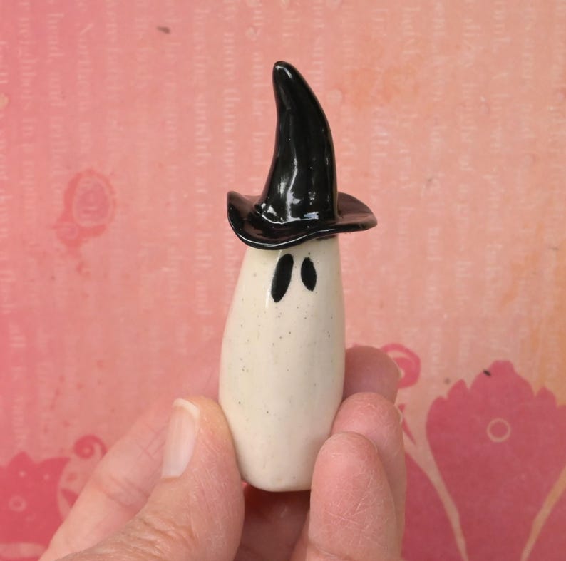 Ceramic ghost with witch's hat. ONE ghost figurine. Miniature ghost ring holder. Halloween figurine. Halloween decoration. Ghost figurine