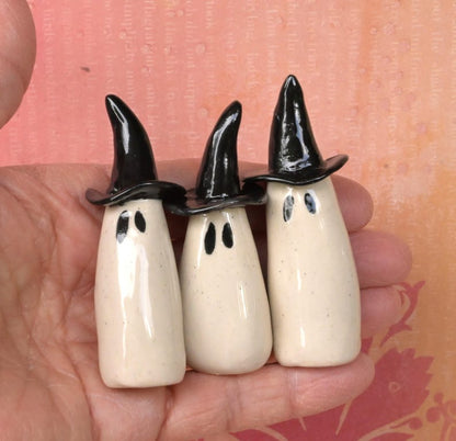 Ceramic ghost with witch's hat. ONE ghost figurine. Miniature ghost ring holder. Halloween figurine. Halloween decoration. Ghost figurine
