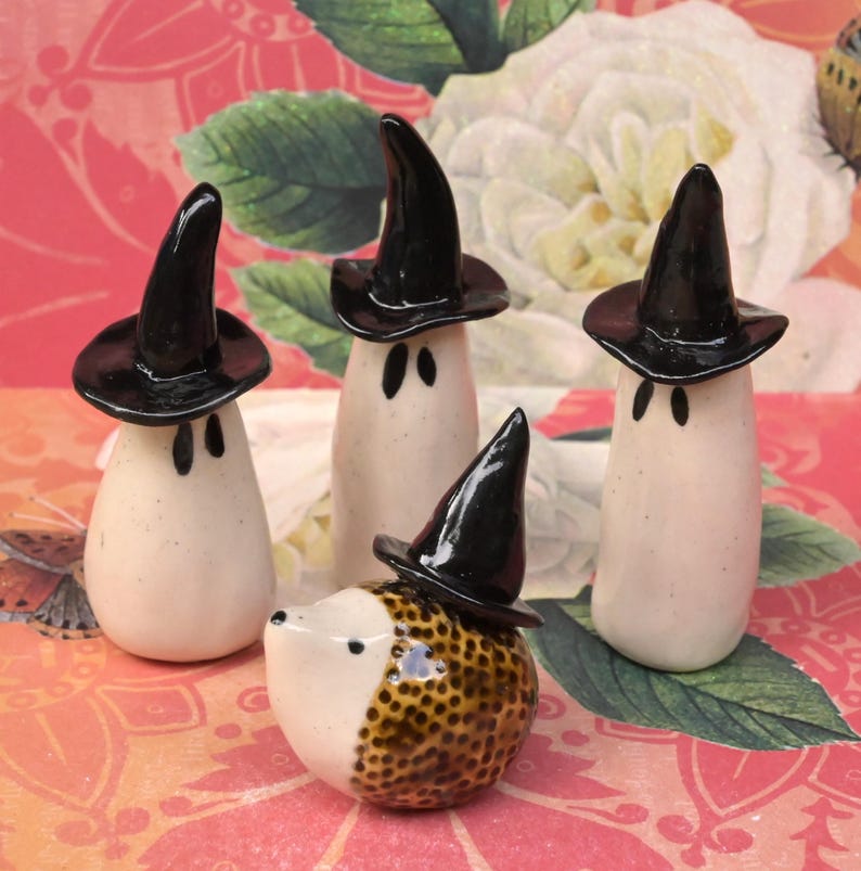 Ceramic ghost with witch's hat. ONE ghost figurine. Miniature ghost ring holder. Halloween figurine. Halloween decoration. Ghost figurine